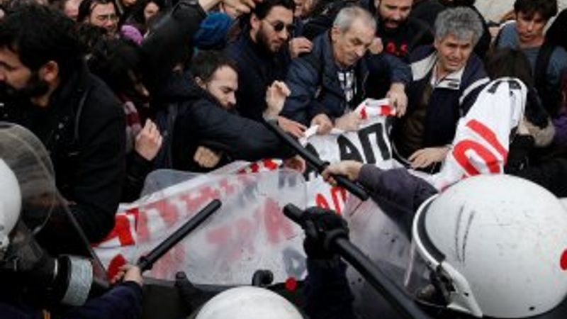 Yunanistan'da öğretmenlerden olaylı gösteri