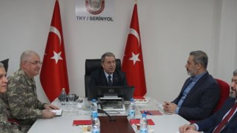 Akar, komutanlar ve Hakan Fidan sınırda