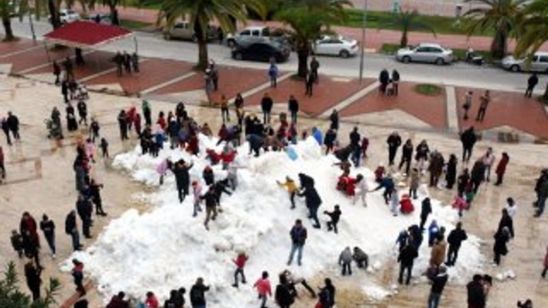 Alanyalılar kamyonla getirilen karın keyfini çıkardı