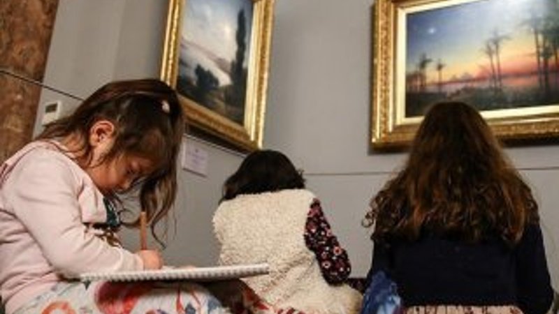 Çocukların Ayvazovski tablolarına karşı resim keyfi