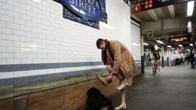 ABD’de metroya pantolonsuz bindiler