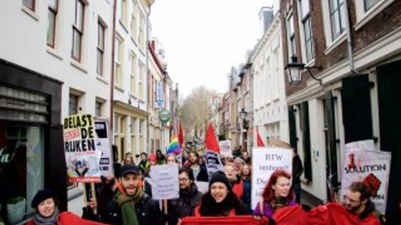 Hollanda'da 'Kırmızı Yelekliler' hükümeti protesto etti