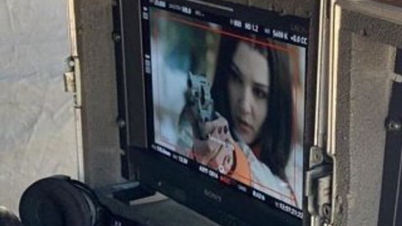 Hande Erçel dizi setine döndü