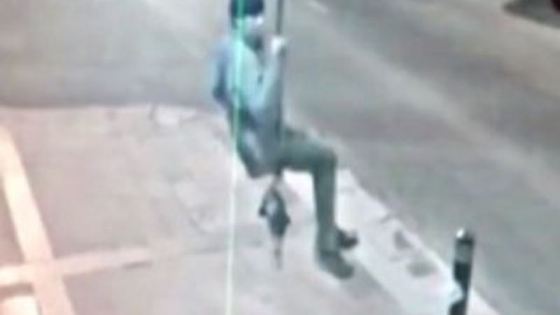 Süs kurdelelerini söküp salıncak yaptı