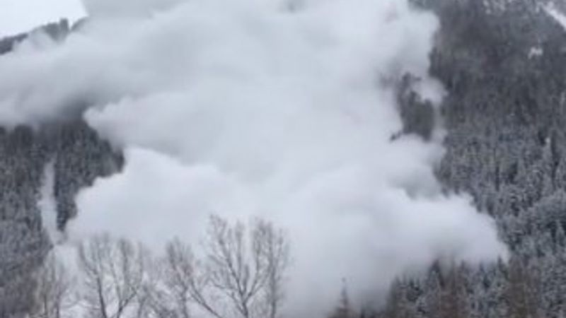 Avusturya'da çığ düşme anı görüntülendi