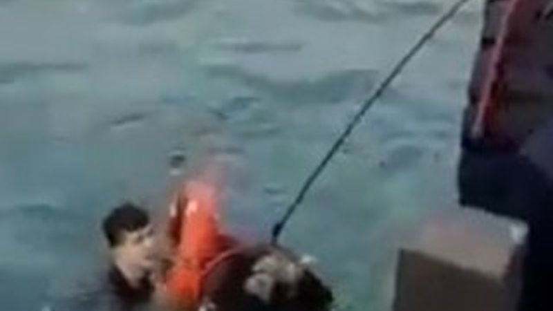 Denize düşen genç kızı polis kurtardı