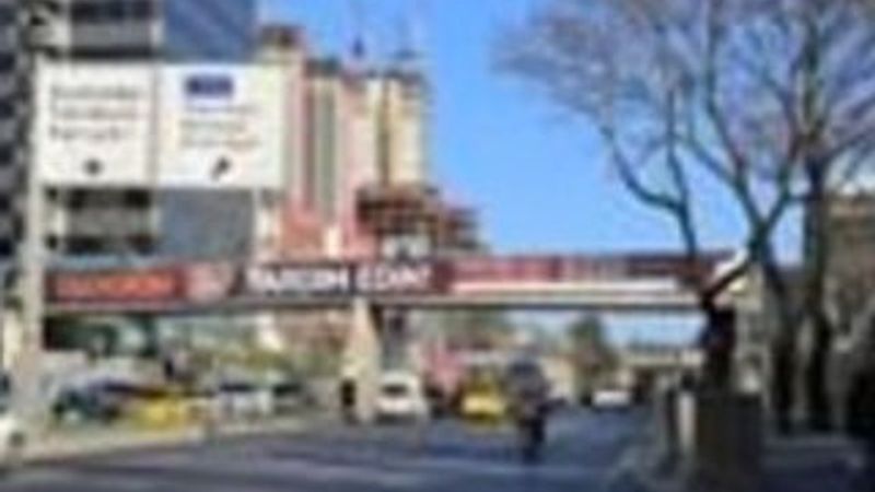 Üst geçidi kullanmayan adama, motosiklet çarptı