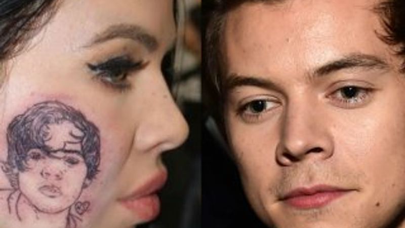 Hayranı olduğu sanatçının dövmesini yüzüne yaptırdı