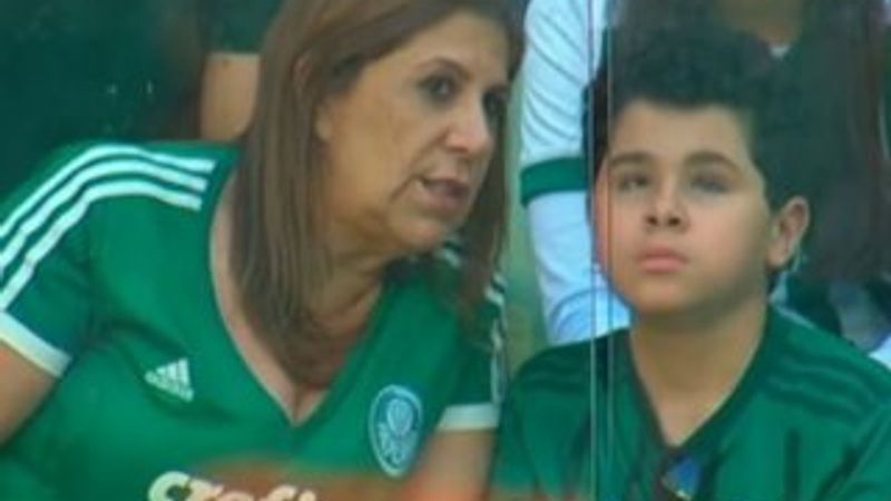 Görme engelli oğluna maç anlatan anne