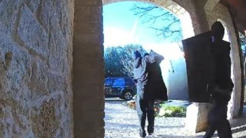 Çaldıkları televizyon araca sığmayınca geri taşıdılar