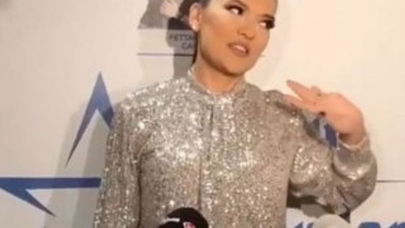 Demet Akalın'ı disko topuna benzettiler