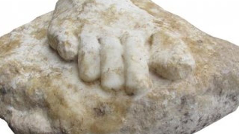 Smyrna Tiyatrosu kazılarında pişirilmiş heykeller bulundu