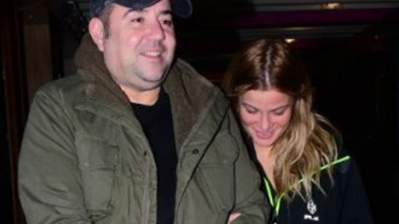 Ata Demirer sevgilisiyle gece gezmesinde