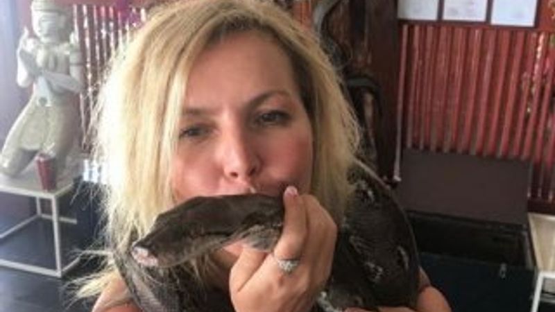 Seda Akgül, eline aldığı yılanı öptü