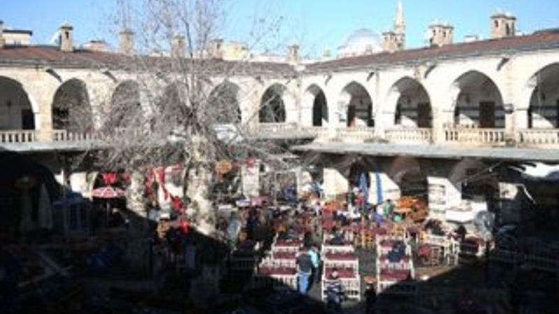 Kanuni zamanında yapılan han, tespihçileri  buluşturuyor