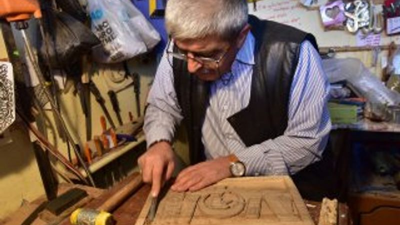 Ahşap oymacılığını sanata dönüştürüyor