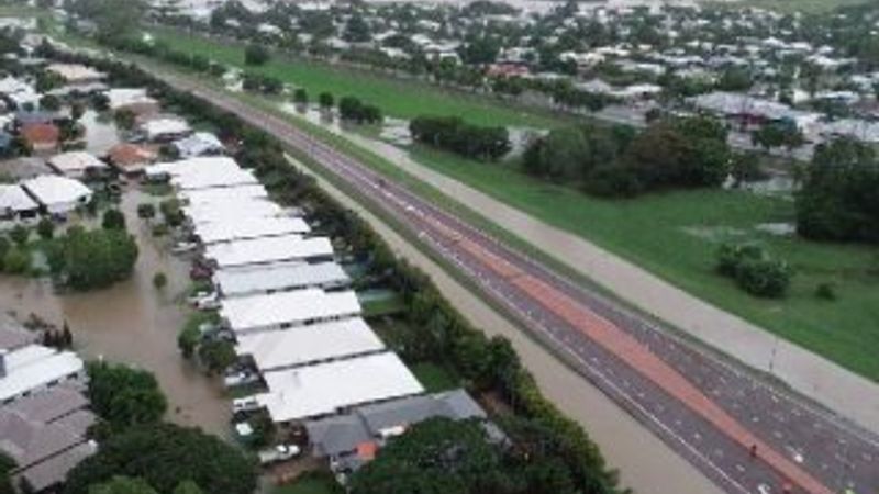 Avustralya'da sel, timsah ve yılanları evlere sürükledi