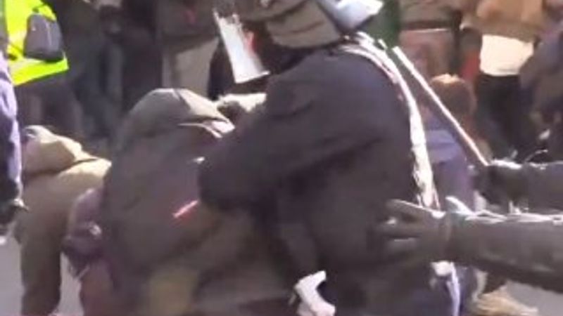 Paris'te grevcilere dayak