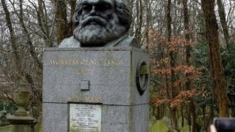 Karl Marx'ın mezarına çekiçli saldırı