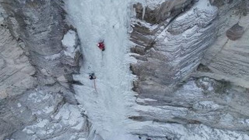 Erzurum'da şelale dondu turizme katkı oldu