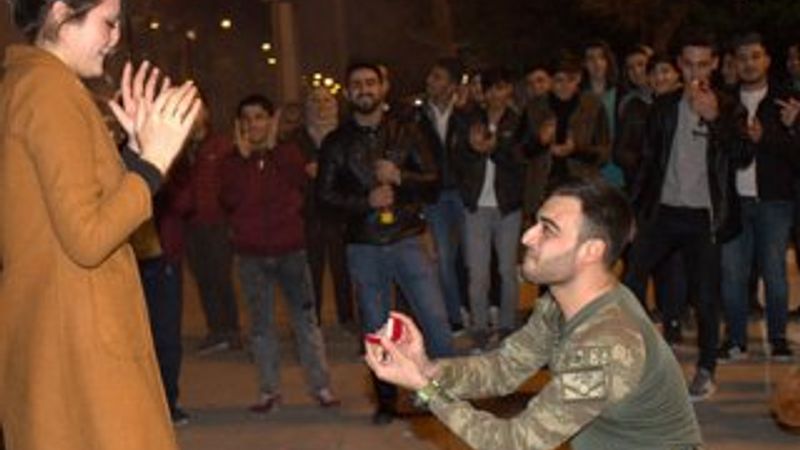 Uzman çavuş sevdiği kadına evlilik teklif etti