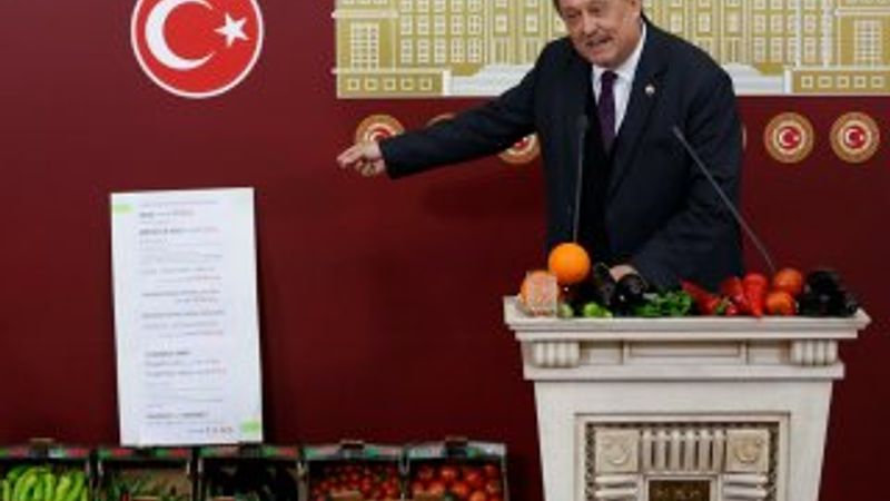 Meclis'te domatesli biberli basın toplantısı