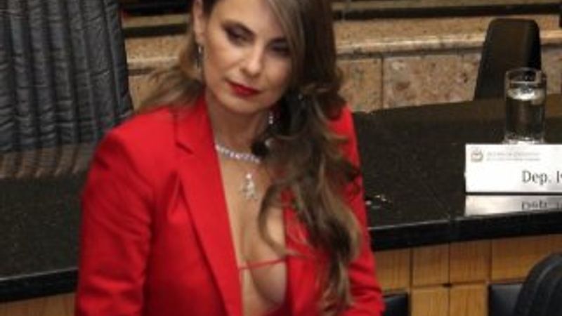 Brezilya dekolteli milletvekilini konuşuyor