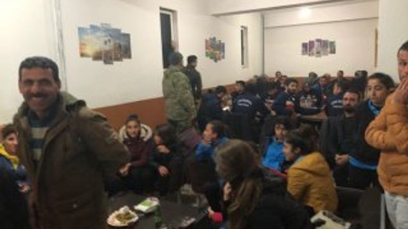 Hakkari'de yolda mahsur kalanlara Mehmetçik eli