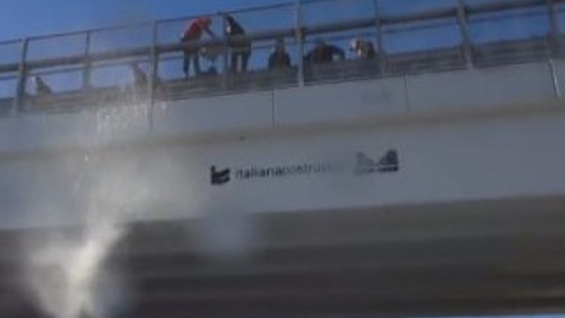 İtalyanlar süt dökerek protesto gerçekleştirdi