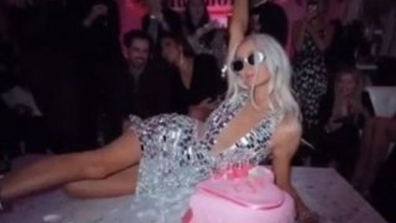 Paris Hilton'a altın soslu pasta