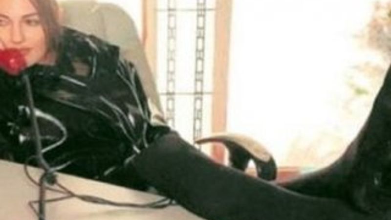 Meryem Uzerli'nin patroniçe pozu