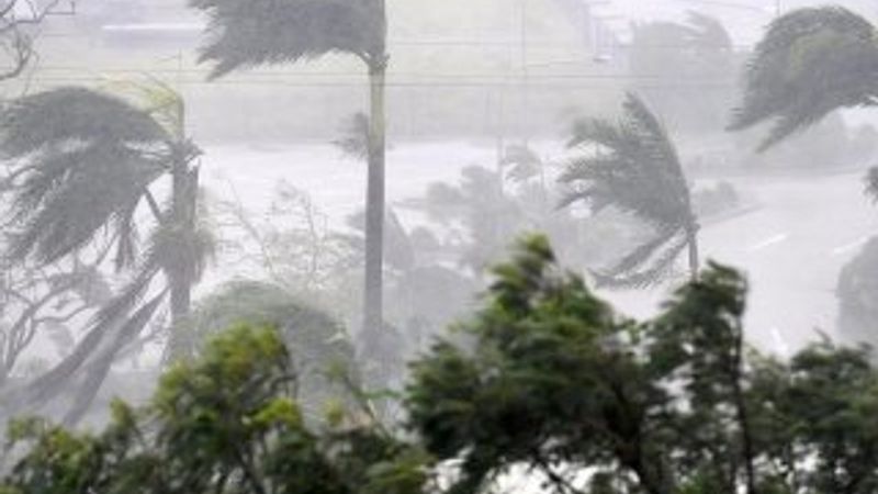 Avustralya’ya yaklaşan kasırga plajları kapattırdı