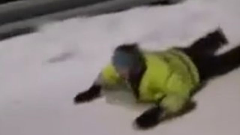 Norveç polisinin kar eğlencesi