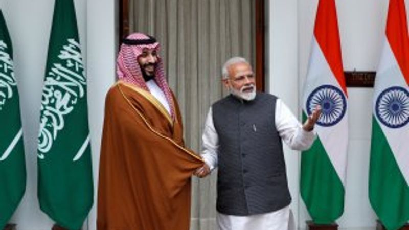 Suudi Veliaht'a gittiği ülkelerde görkemli karşılama