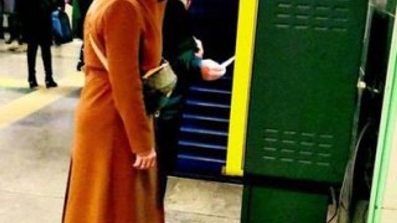 Metroyla yolculuk yapan Emrah