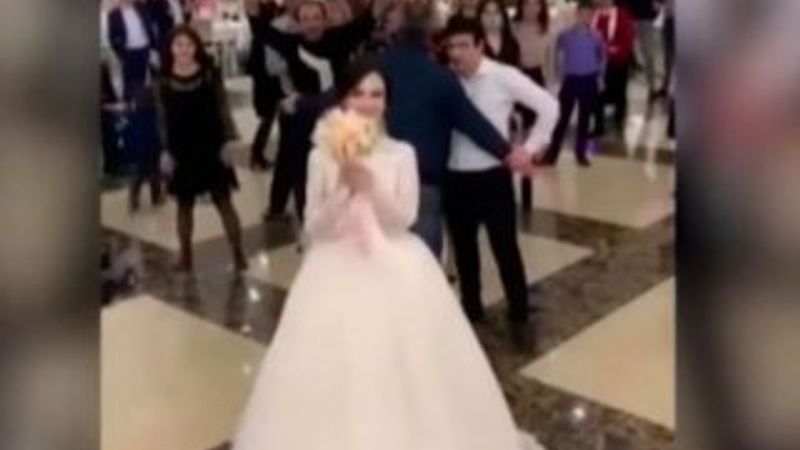 Gelin buketini yakalamak için birbirlerini sürüklediler