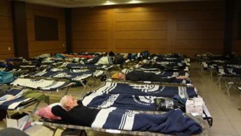 Sokakta kalan evsizler sıcak yuvaya alındı