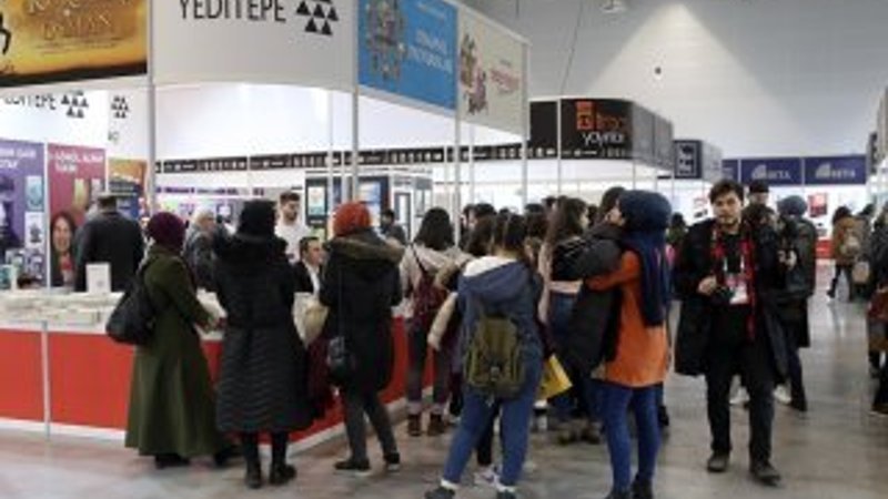 Kitap fuarında yazarlar kitapseverlerle bir araya geldi