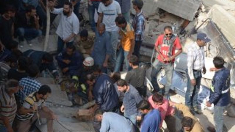 Pakistan’da bina çöktü: 3 ölü