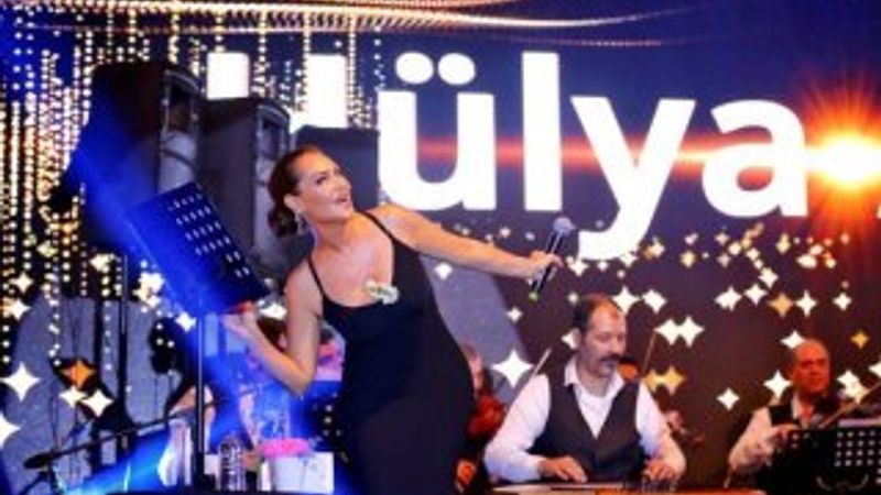 Hülya Avşar'dan sırt şov