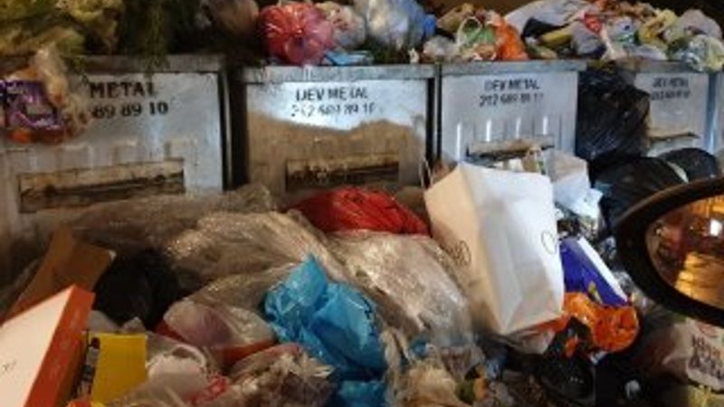 Şişli'nin sokaklarında çöp tepeleri