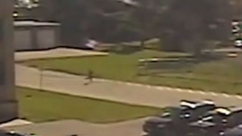 Kelepçeli şüpheli, camdan atlayıp kaçtı