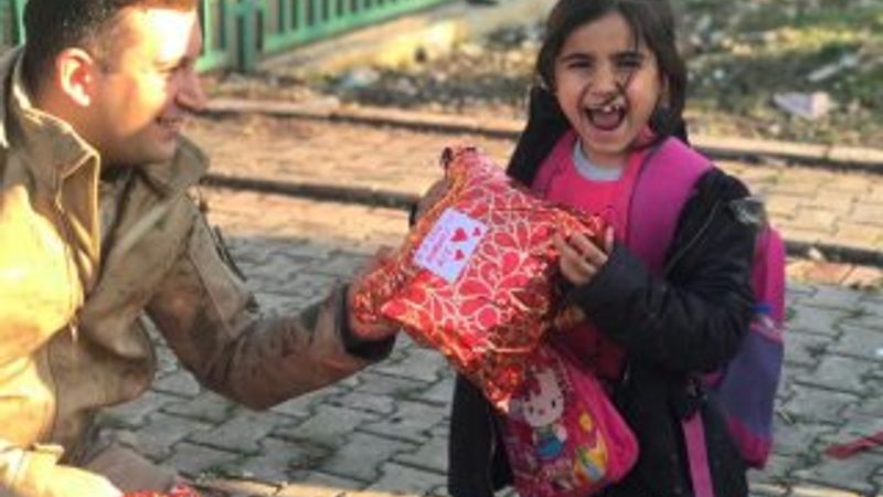 Oyuncakları gören Özbek çocuklar jandarmanın yanına koştu