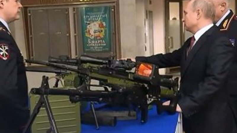 Putin yeni silahları inceledi