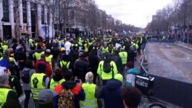 Fransa'da Sarı Yelekliler yine sokaklara döküldü