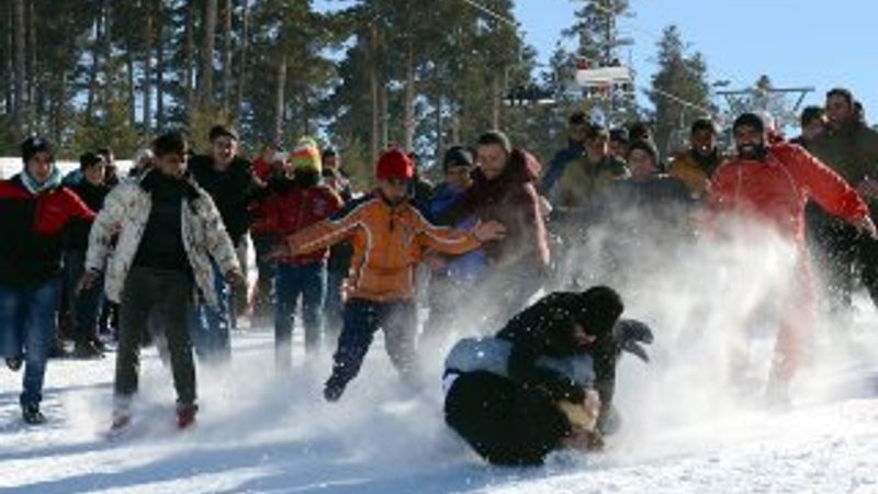 Karda yuvarlanan kaşarı yakalamak için yarıştılar