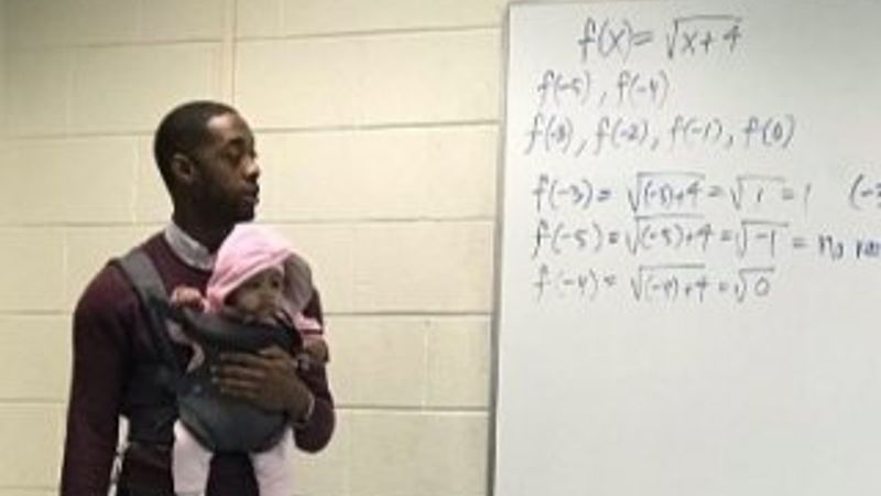 Kucağında bebekle ders anlattı
