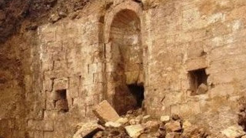 Hükümet konağının yıkılan duvarından tarih çıktı