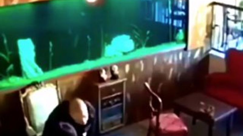 Karadağ'da kırılan akvaryum müşterileri ıslattı