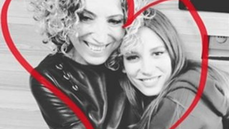 Serenay Sarıkaya'dan annesine ev